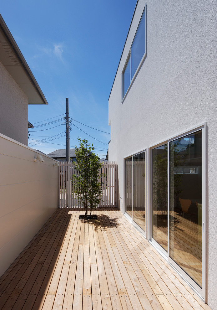 Design ideas for a scandinavian deck in Osaka with no cover.