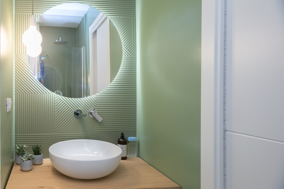 Exemple d'un petit WC et toilettes moderne avec un placard à porte plane, des portes de placard blanches, WC séparés, un carrelage vert, des carreaux de porcelaine, un mur vert, parquet clair, une vasque, un plan de toilette en bois, meuble-lavabo suspendu et un plafond décaissé.