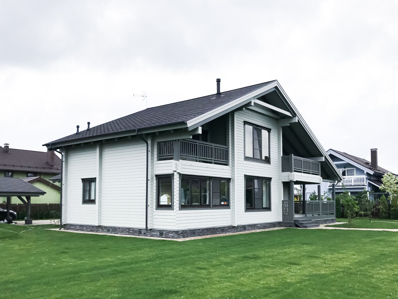 Фасад деревянного дома из клееного бруса