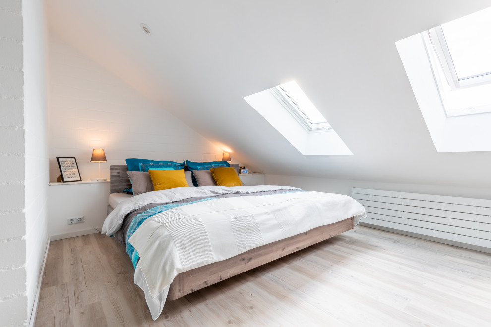 Großes Modernes Schlafzimmer mit weißer Wandfarbe, Vinylboden, grauem Boden und Ziegelwänden in Köln