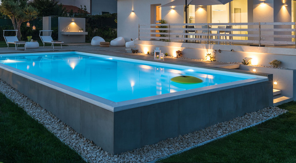 Inspiration for a contemporary pool in Rome.