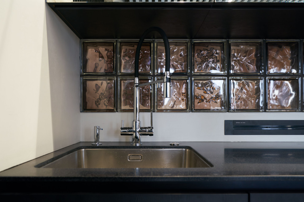 Кухня с зеркальными фасадами