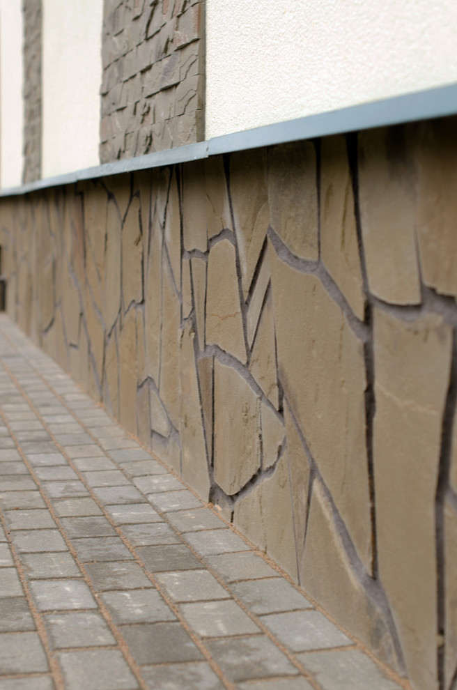 Применение камня песчаника-плитняка в облицовке фундамента дома