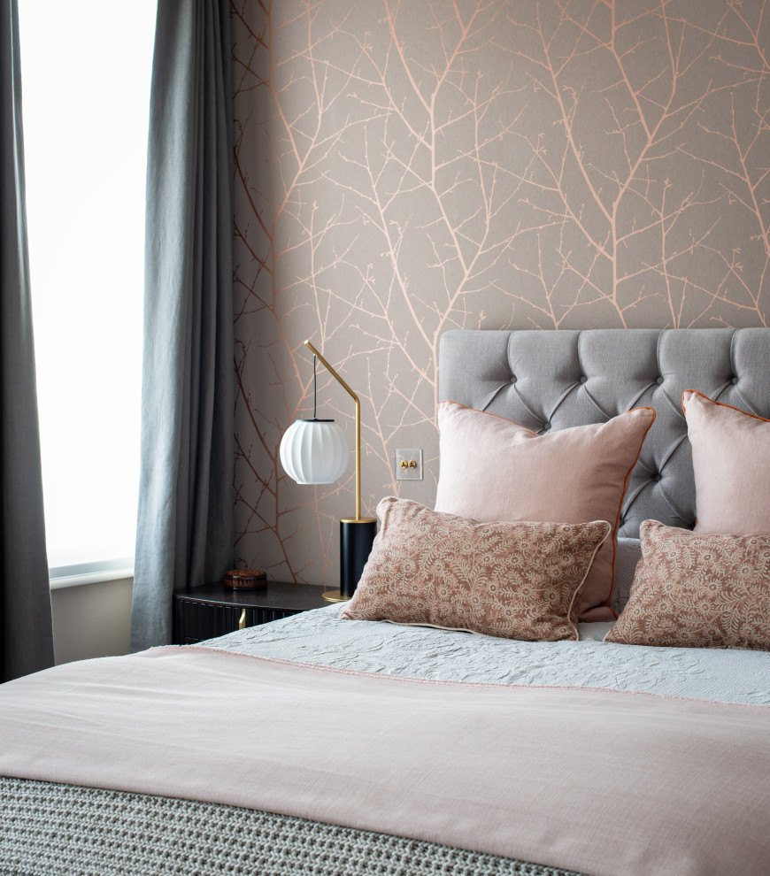 Mittelgroßes Modernes Hauptschlafzimmer mit beiger Wandfarbe, braunem Holzboden, braunem Boden und Tapetenwänden in London