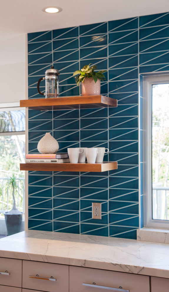 Imagen de cocina actual con salpicadero azul y salpicadero de azulejos de cerámica