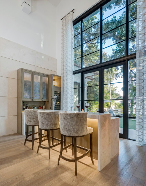 Waterfront Transitional classique-chic-bar-de-salon