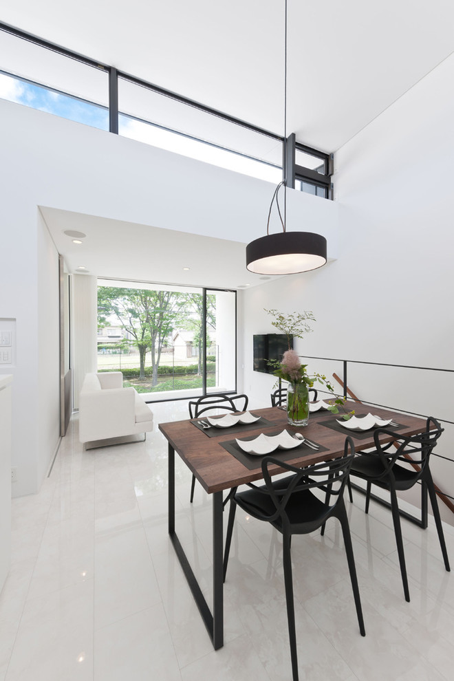 名古屋にあるモダンスタイルのおしゃれなLDK (白い壁、暖炉なし、セラミックタイルの床) の写真