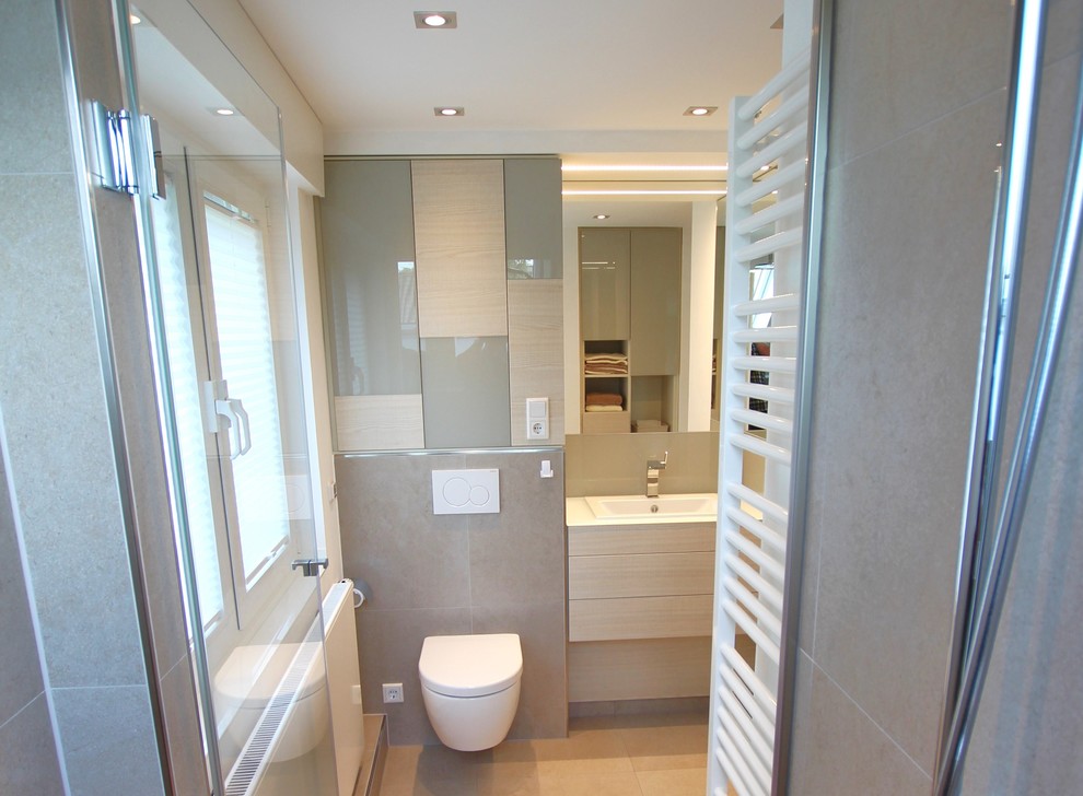 Badezimmer En Suite With Aufsatzwaschbecken, Glasfronten, Glaswaschbecken/Glaswaschtisch, beigen Fliesen, Keramikfliesen, weißer Wandfarbe and Keramikboden in Dusseldorf
