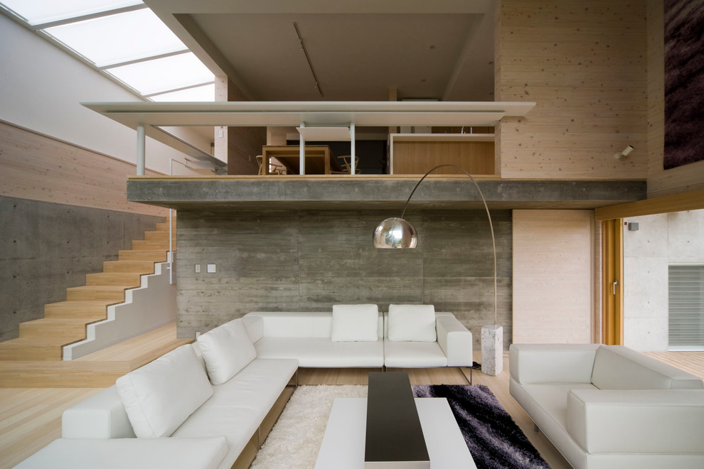 神戸にあるモダンスタイルのおしゃれなリビング (マルチカラーの壁、淡色無垢フローリング) の写真