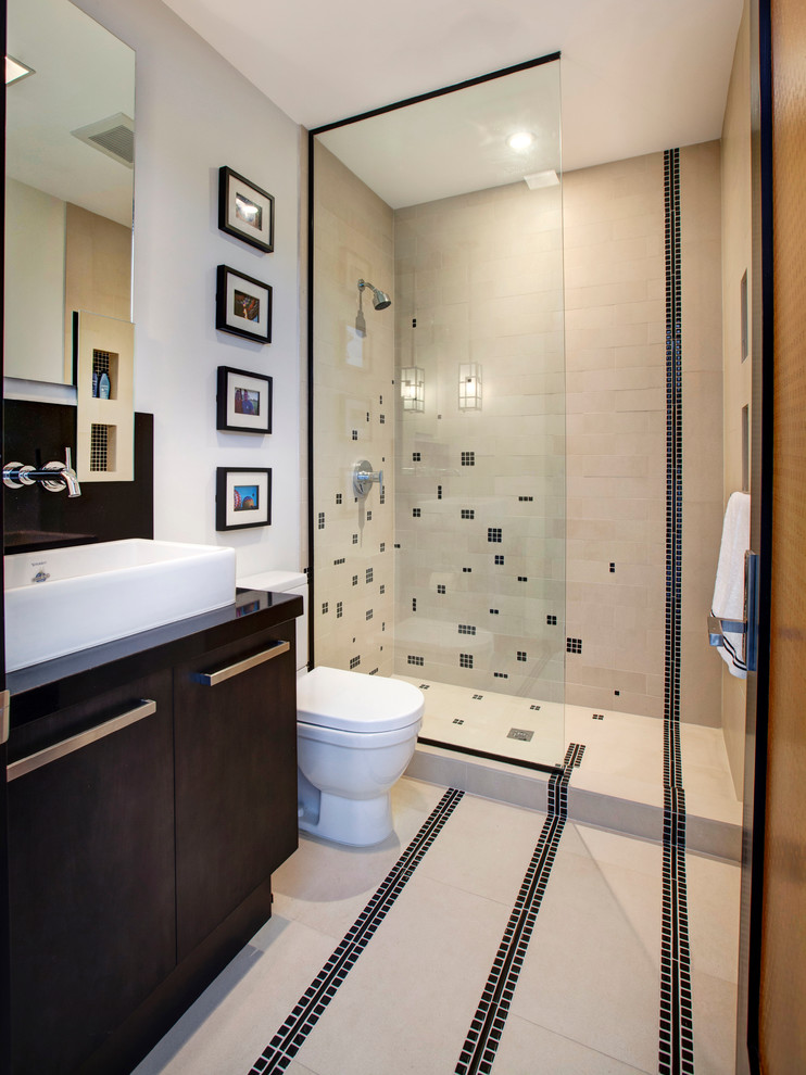 This is an example of a contemporary bathroom in Orlando.
