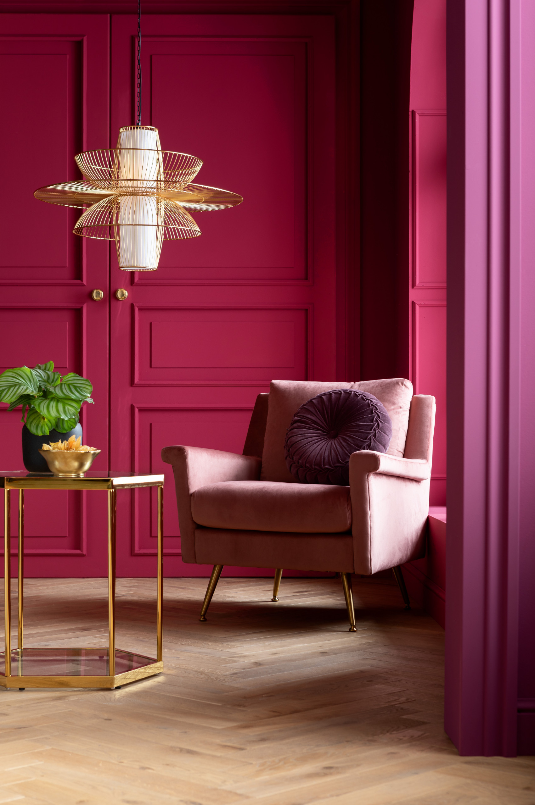 赤いミッドセンチュリースタイルのおしゃれなファミリールームの画像