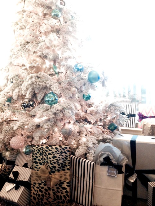 How to Decorate a Glamorous Christmas Tree