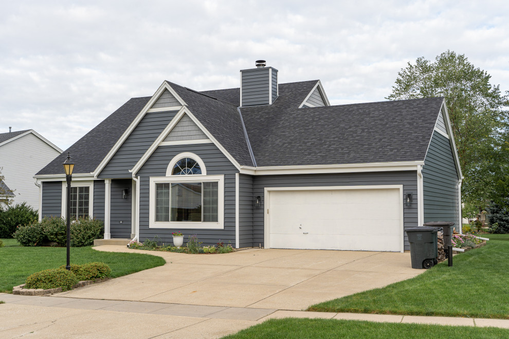 Diseño de fachada de casa gris y gris tradicional de tamaño medio de dos plantas con tejado de teja de madera y tablilla