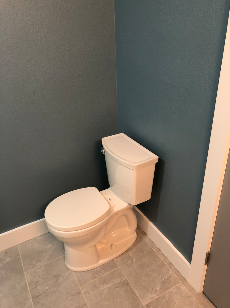 Immagine di un piccolo bagno di servizio minimalista