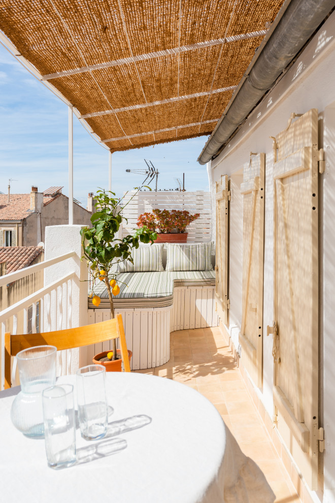 На фото: маленькая пергола на балконе в средиземноморском стиле с металлическими перилами в квартире для на участке и в саду