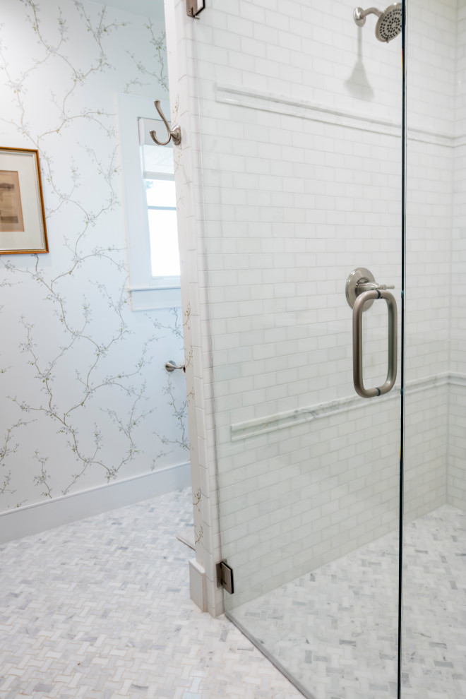 Idéer för stora vintage vitt badrum med dusch, med luckor med profilerade fronter, gröna skåp, en dusch i en alkov, marmorkakel, marmorgolv, ett undermonterad handfat, bänkskiva i kvarts, grått golv och dusch med gångjärnsdörr