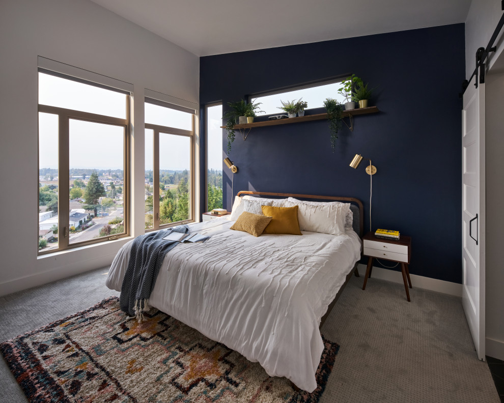 Mittelgroßes Modernes Hauptschlafzimmer mit blauer Wandfarbe, Teppichboden, grauem Boden und gewölbter Decke in Sonstige