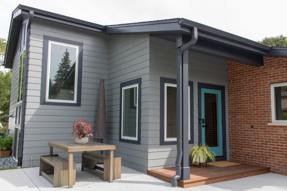 Example of a transitional exterior home design in Chicago