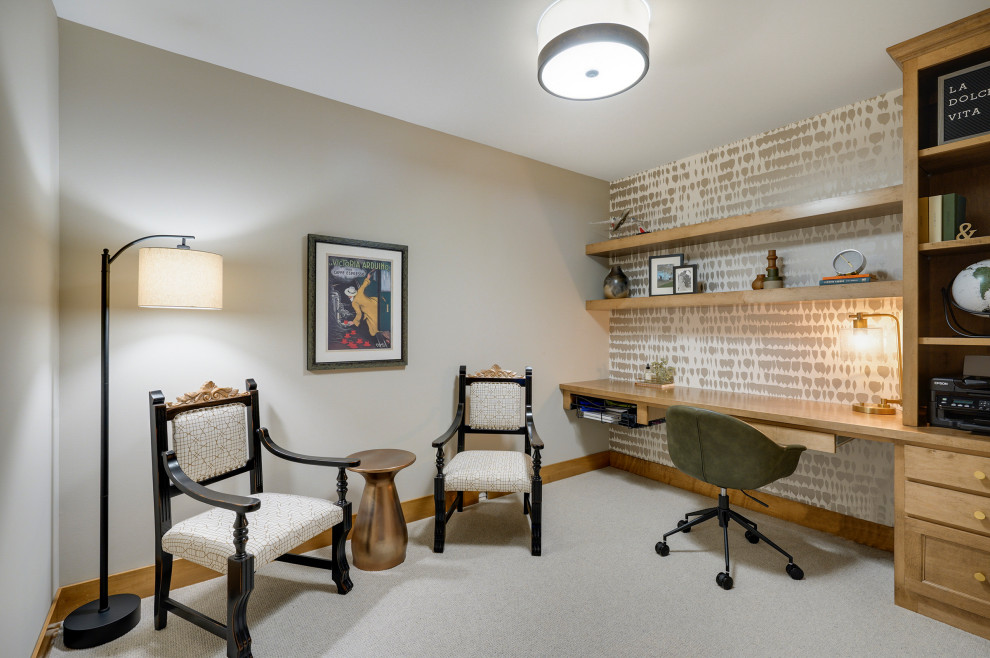 На фото: маленький кабинет в стиле неоклассика (современная классика) с белыми стенами, ковровым покрытием, встроенным рабочим столом, серым полом и обоями на стенах для на участке и в саду