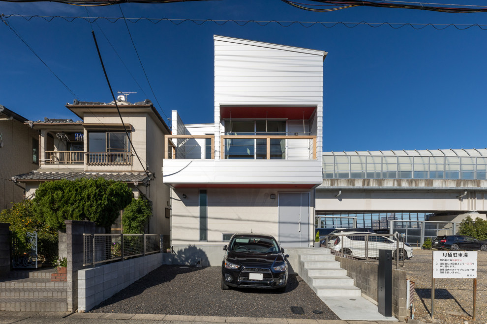 На фото: двухэтажный частный загородный дом в стиле модернизм с облицовкой из металла, односкатной крышей и металлической крышей