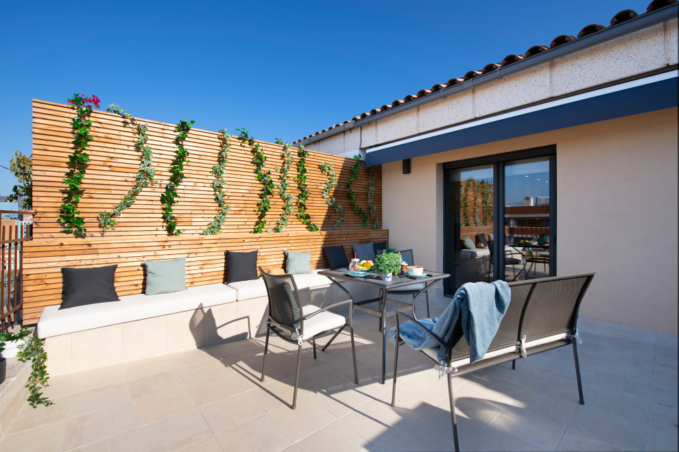 Diseño de terraza in azotea With jardín vertical, toldo and barandilla de metal
