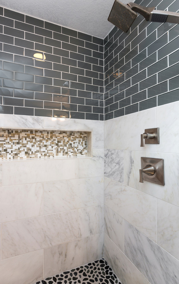 Foto på ett mellanstort vintage en-suite badrum, med luckor med infälld panel, skåp i mörkt trä, en kantlös dusch, en toalettstol med hel cisternkåpa, grå kakel, mosaik, grå väggar och marmorgolv