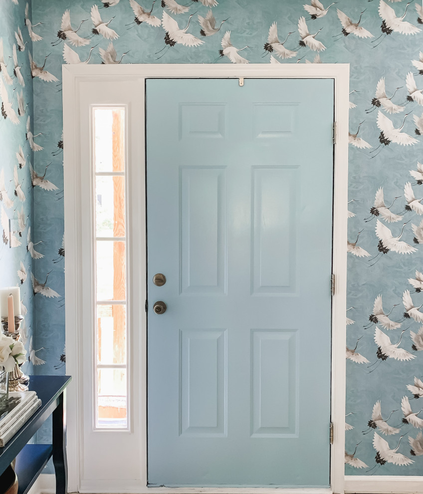 На фото: маленькое фойе в морском стиле с синими стенами, одностворчатой входной дверью, синей входной дверью и обоями на стенах для на участке и в саду с