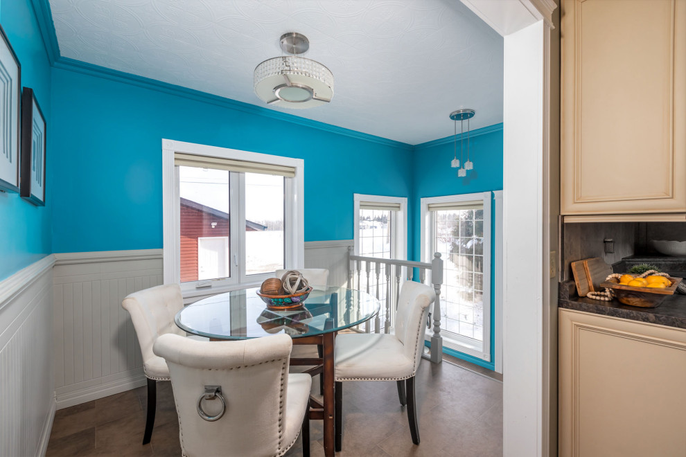 Источник вдохновения для домашнего уюта: столовая в классическом стиле с синими стенами, темным паркетным полом, коричневым полом, кессонным потолком и панелями на стенах