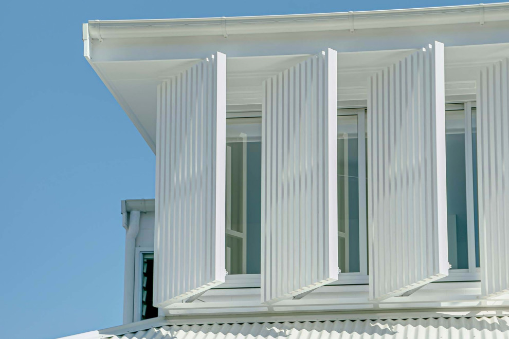 Idee per la villa ampia bianca contemporanea a due piani con rivestimenti misti, falda a timpano, copertura in tegole e tetto bianco