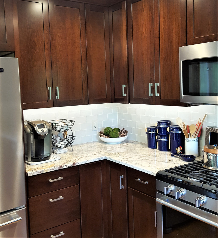 Kitchen - kitchen idea in Chicago