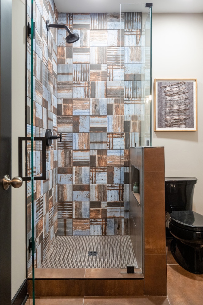 デトロイトにある高級なコンテンポラリースタイルのおしゃれな浴室の写真