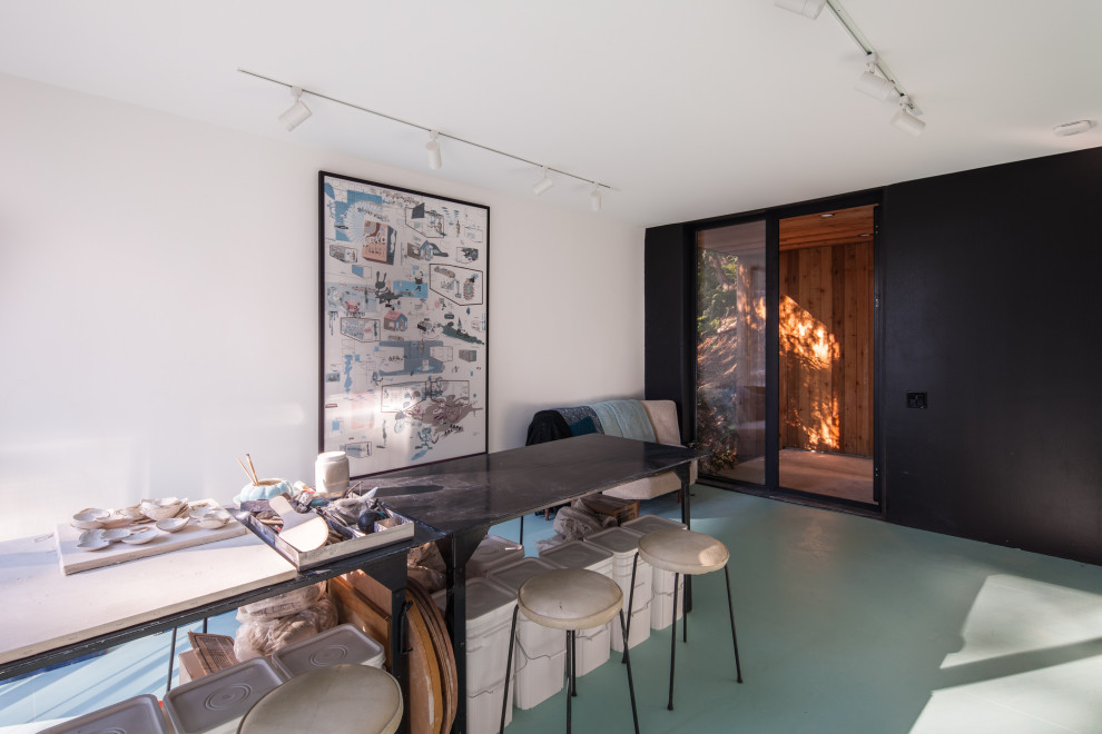 Inspiration för ett funkis hemmastudio, med vita väggar, betonggolv och blått golv
