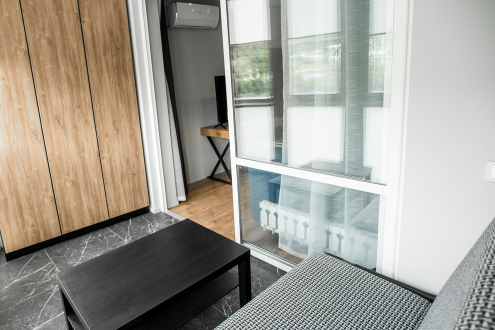 Лоджия  с двухместным диваном в 1-а комнатной студии квартиры в Сочи ул.Фабрициу