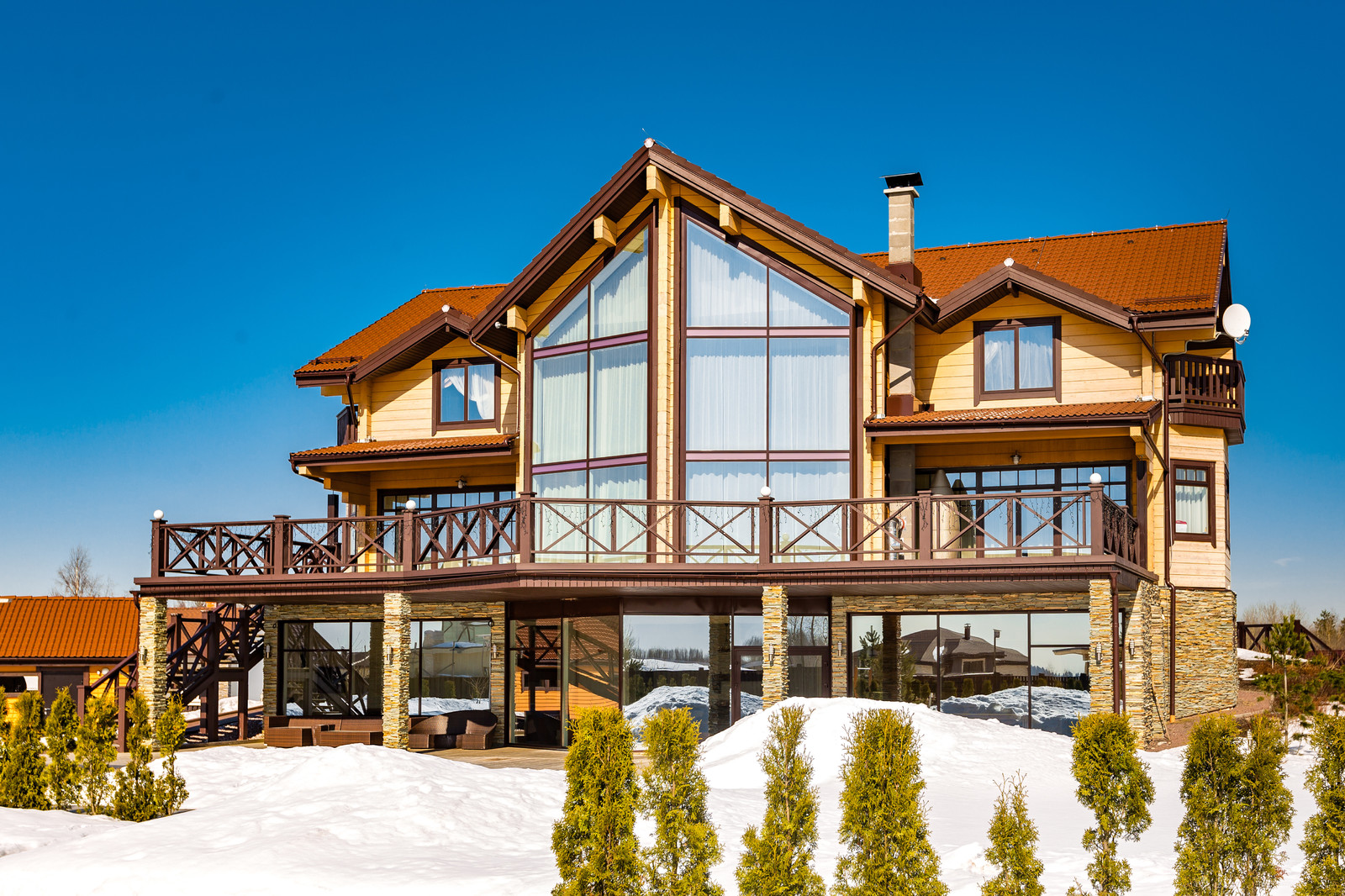 Загородный дом на берегу озера