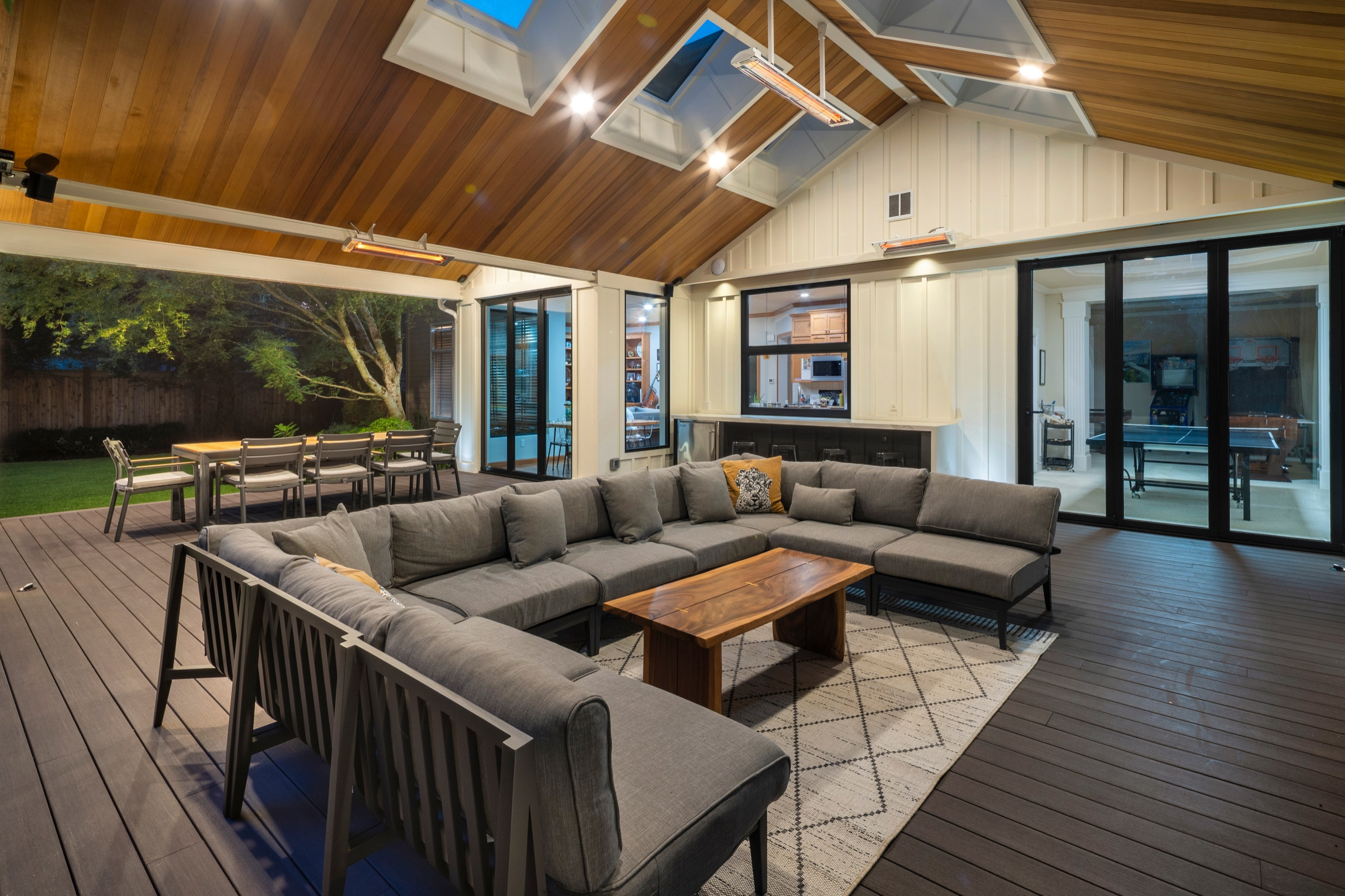 Sammamish Contemporary Outdoor Living