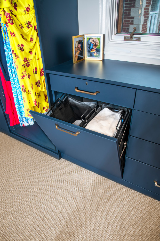 Modelo de armario y vestidor unisex tradicional renovado grande con a medida, armarios con paneles lisos, puertas de armario azules, moqueta y suelo beige