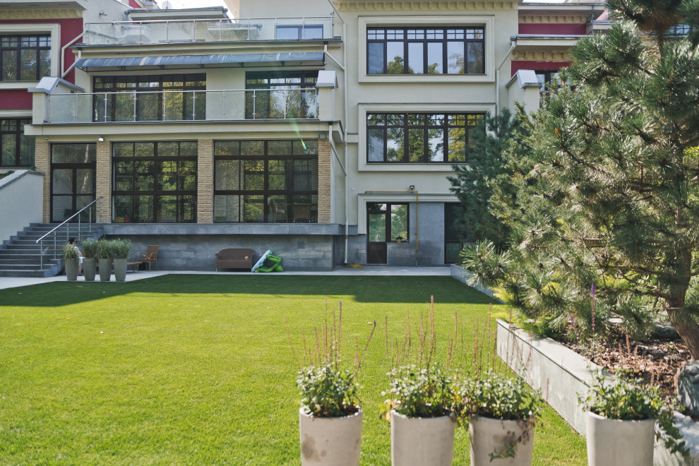 Маленький сад перед таунхаусом