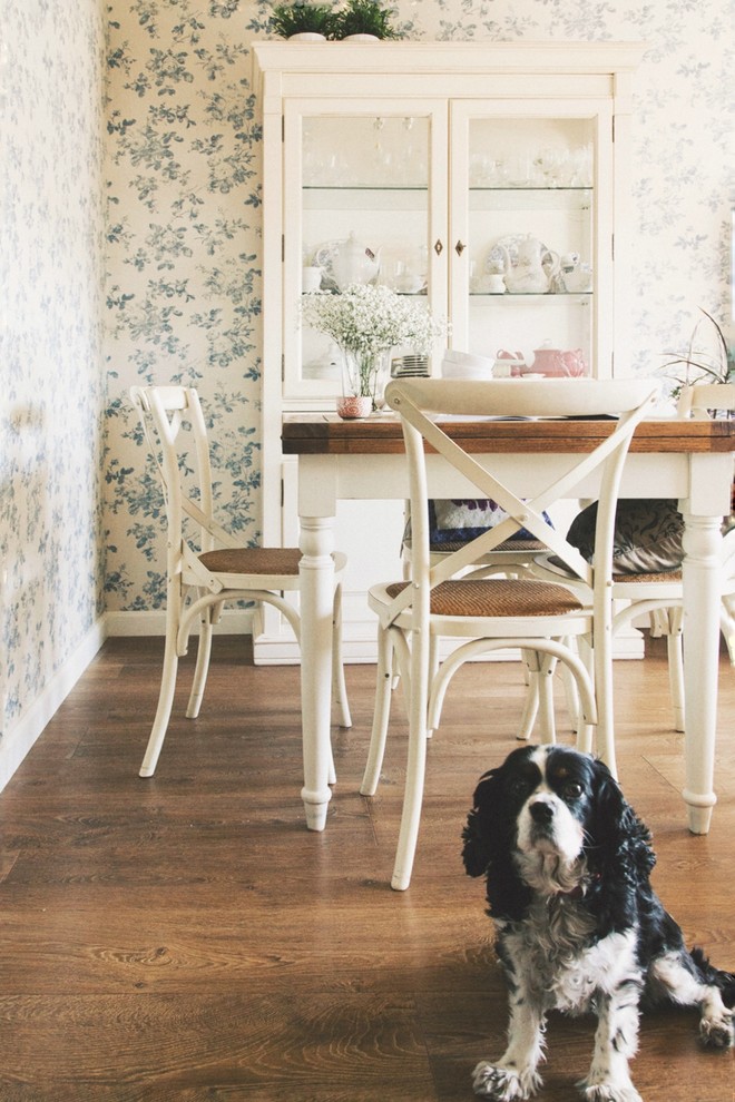 Imagen de comedor romántico de tamaño medio abierto sin chimenea con paredes beige, suelo de madera en tonos medios y suelo marrón