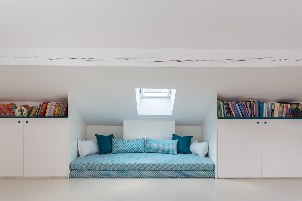 Salon mansardé ou avec mezzanine?[Idées déco pour salon mansardé ou avec mezzanine With une bibliothèque ou un coin lecture, aucune cheminée, aucun téléviseur, un mur blanc, un sol en vinyl and un sol gris.]:[Idées déco pour salons mansardés ou avec mezzanine With une bibliothèque ou un coin lecture, aucune cheminée, aucun téléviseur, un mur blanc, un sol en vinyl and un sol gris.]