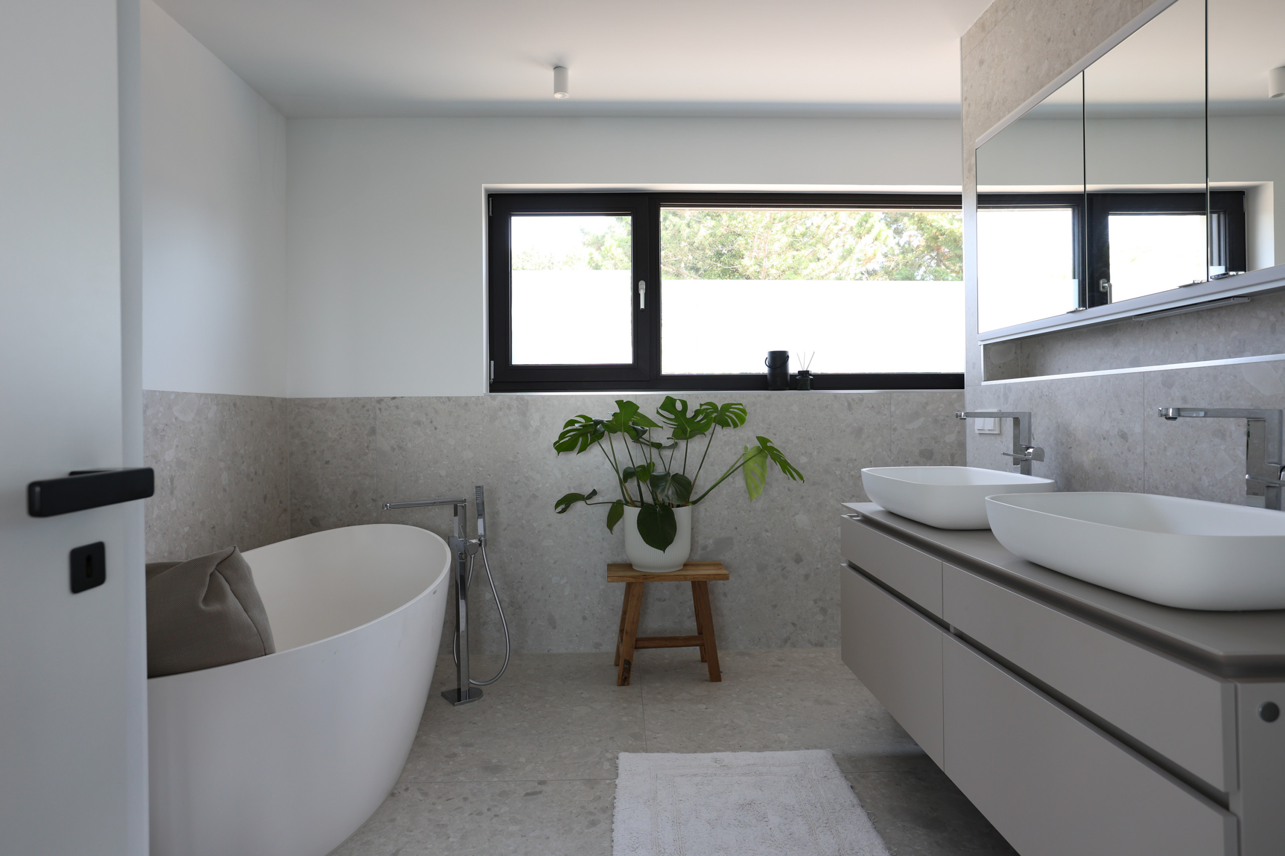 75 badezimmer mit grauen schränken ideen & bilder - januar 2026