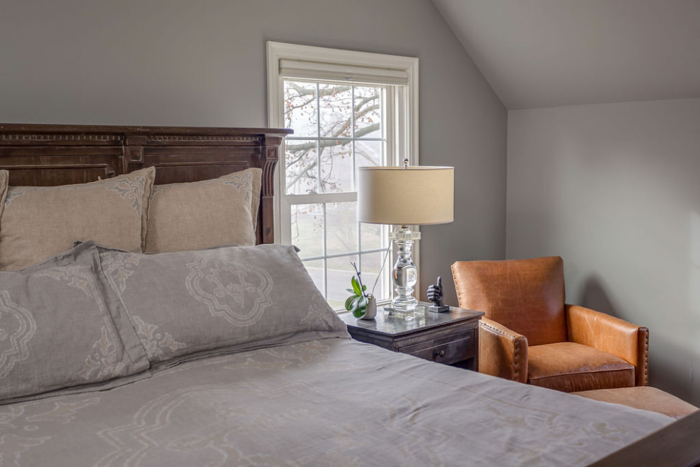 Свежая идея для дизайна: хозяйская спальня среднего размера в стиле неоклассика (современная классика) с серыми стенами, паркетным полом среднего тона и коричневым полом без камина - отличное фото интерьера