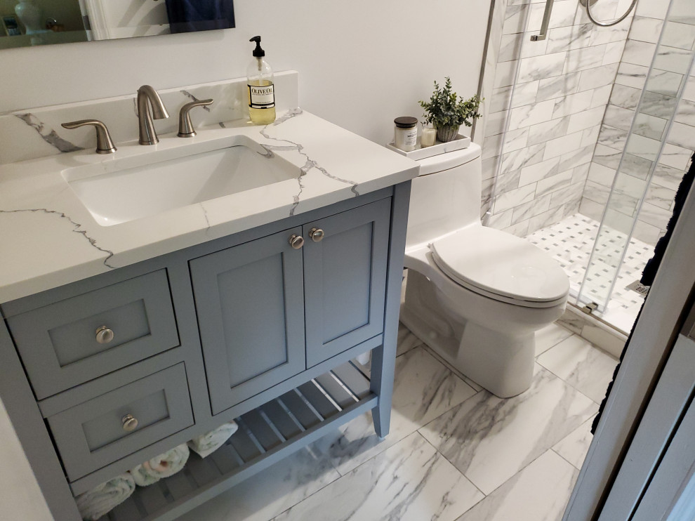 Modern inredning av ett litet gul gult badrum med dusch, med skåp i shakerstil, grå skåp, en toalettstol med hel cisternkåpa, vit kakel, porslinskakel, grå väggar, klinkergolv i porslin, ett undermonterad handfat, bänkskiva i kvartsit, vitt golv och dusch med skjutdörr