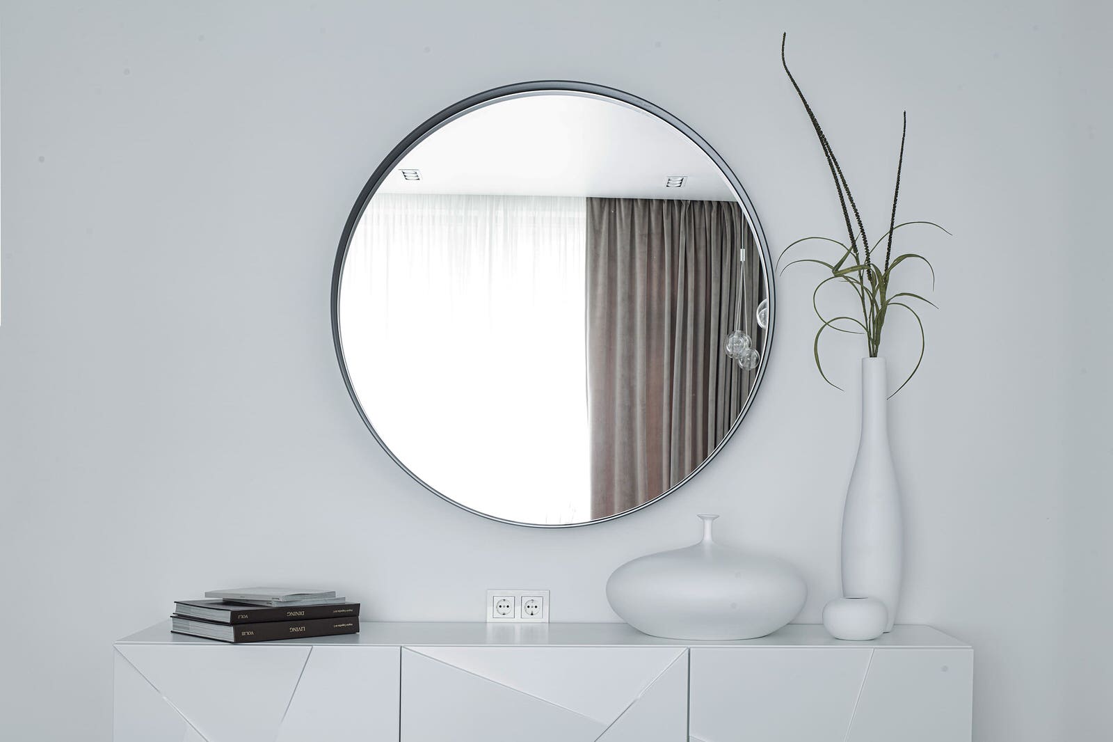 Большой красивый белый дом