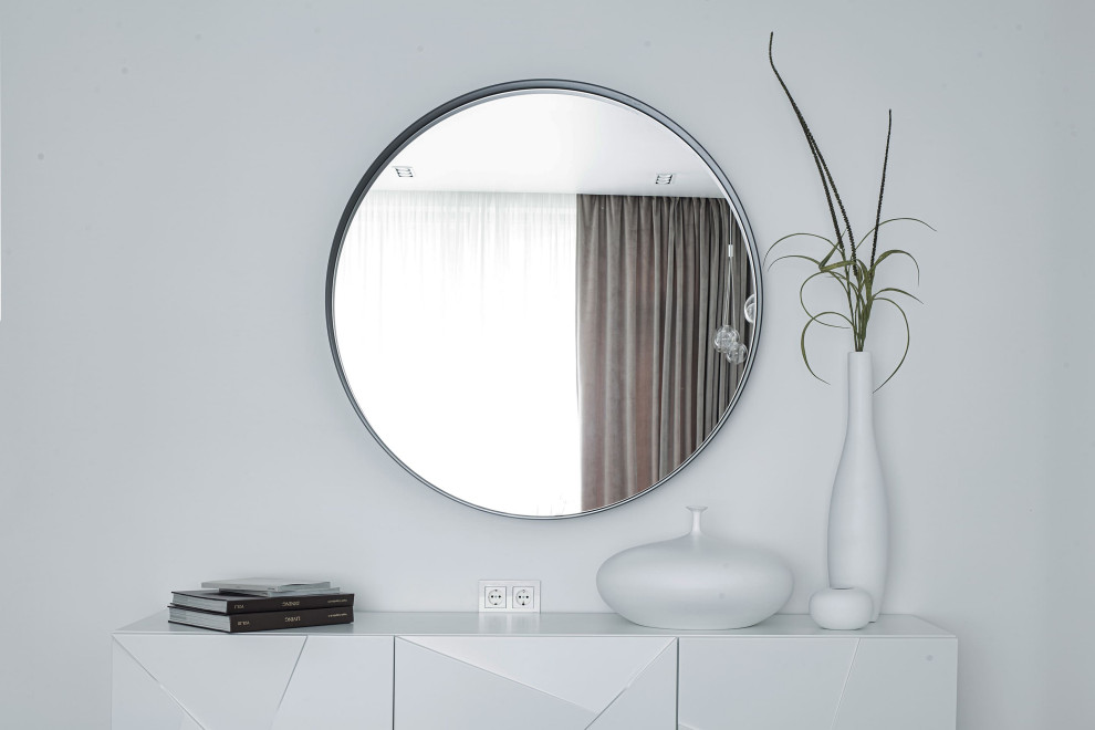 Большой красивый белый дом