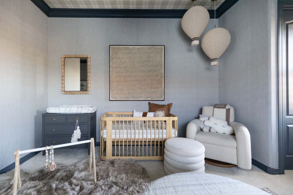 Imagen de habitación de bebé niño costera grande con paredes azules, moqueta, suelo beige, papel pintado y papel pintado