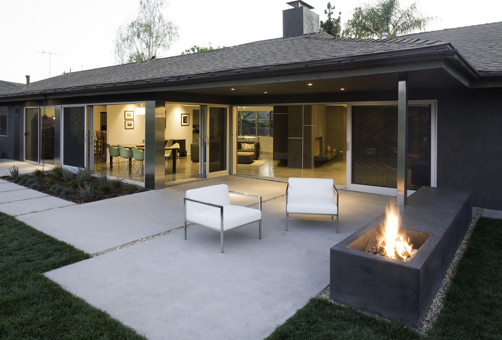 This is an example of a mid-sized midcentury patio in Los Angeles.