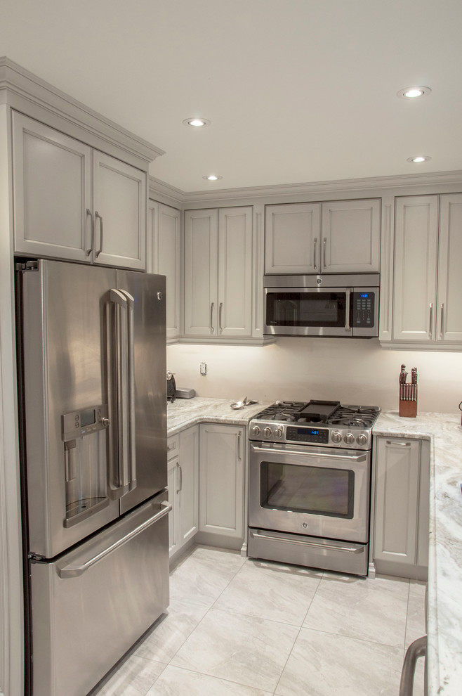 Transitional kitchen photo in Toronto