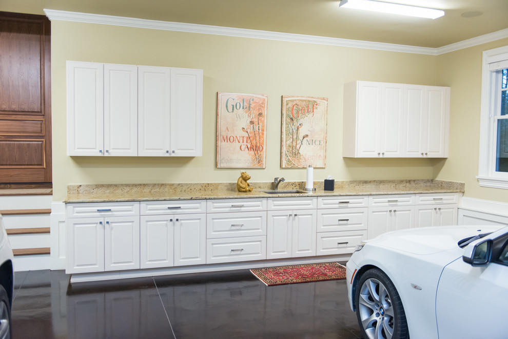 Example of a transitional home design design in Wilmington