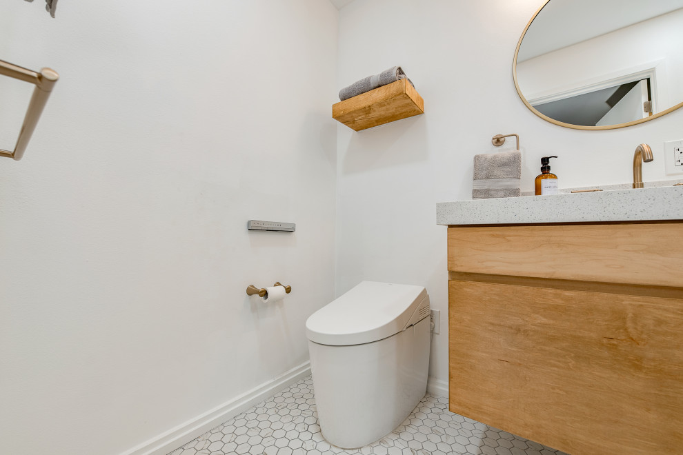 Cette photo montre une salle de bain principale rétro en bois clair avec un placard à porte plane, un bidet, un carrelage vert, un sol en carrelage de porcelaine, un lavabo encastré, un plan de toilette en quartz modifié, un sol blanc, un plan de toilette blanc, un banc de douche, meuble double vasque et meuble-lavabo suspendu.