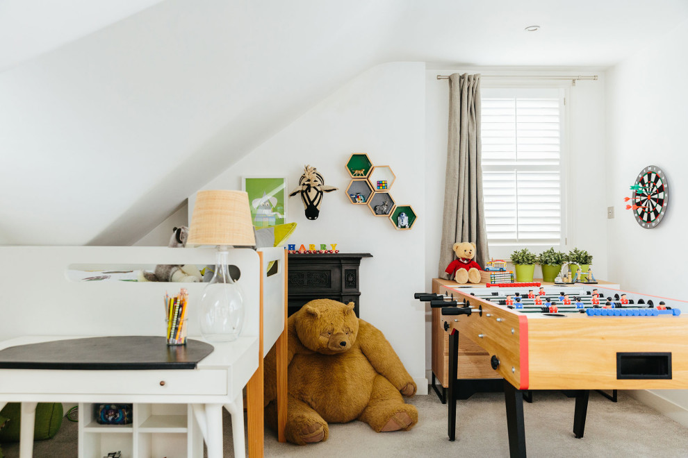 Idéer för att renovera ett stort funkis pojkrum kombinerat med sovrum och för 4-10-åringar, med vita väggar, heltäckningsmatta och beiget golv
